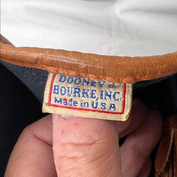 DOONEY & BOURKE VINTAGE R25 MEDIUM ESSEX AWL SHOULDER BAG IN NAVY & TAN - Picture 2 of 16